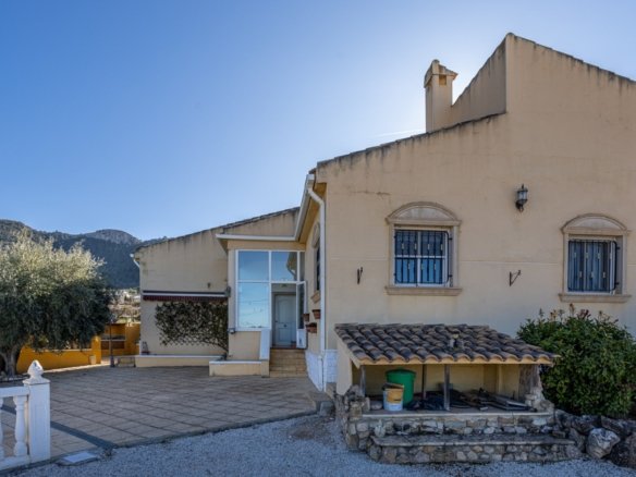3 Bedroom 2 Bathroom Country House in La Zarza - Caza De Casa