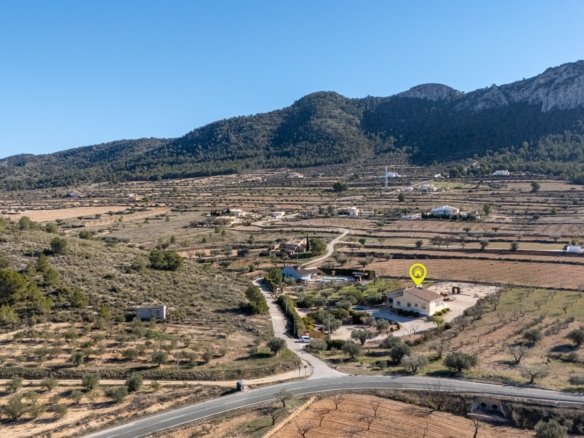 3 Bedroom 2 Bathroom Country House in La Zarza - Caza De Casa