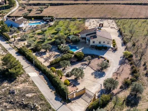 3 Bedroom 2 Bathroom Country House in La Zarza - Caza De Casa