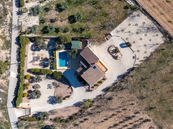 3 Bedroom 2 Bathroom Country House in La Zarza - Caza De Casa