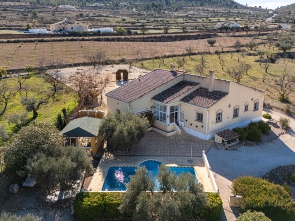 3 Bedroom 2 Bathroom Country House in La Zarza - Caza De Casa