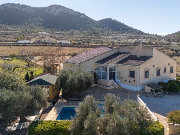 3 Bedroom 2 Bathroom Country House in La Zarza - Caza De Casa