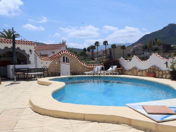4 Bedroom 3 Bathroom Villa in Orba - Caza De Casa