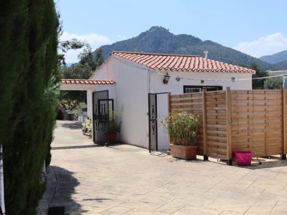 4 Bedroom 3 Bathroom Villa in Orba - Caza De Casa