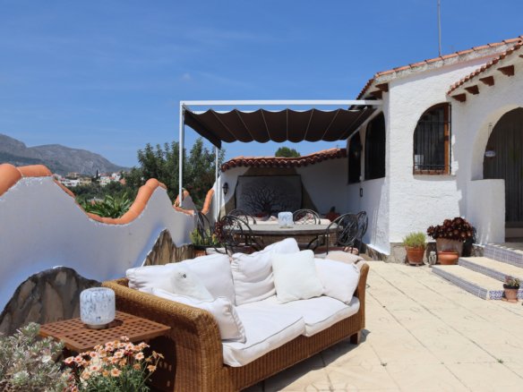4 Bedroom 3 Bathroom Villa in Orba - Caza De Casa