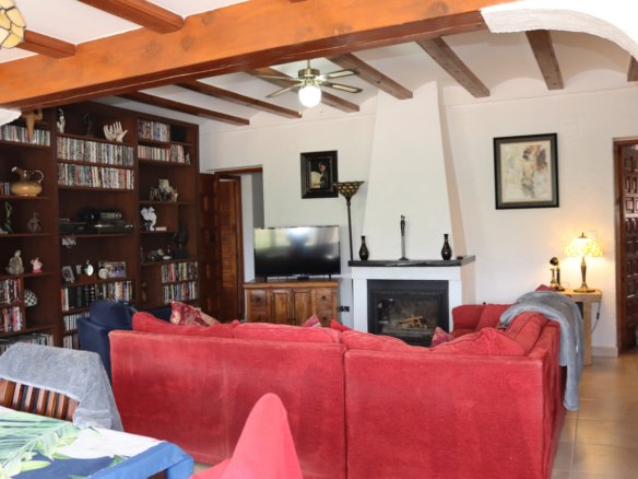 4 Bedroom 3 Bathroom Villa in Orba - Caza De Casa