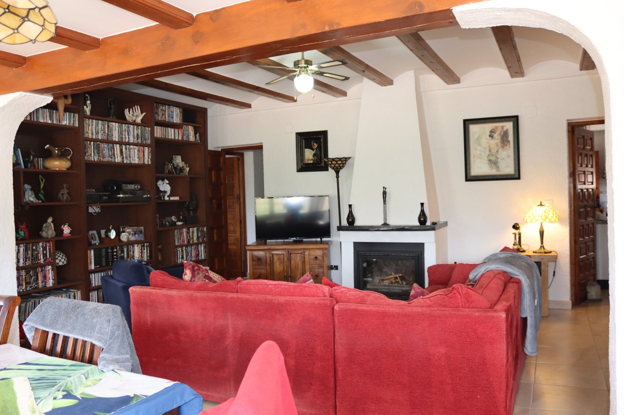4 Bedroom 3 Bathroom Villa in Orba - Caza De Casa