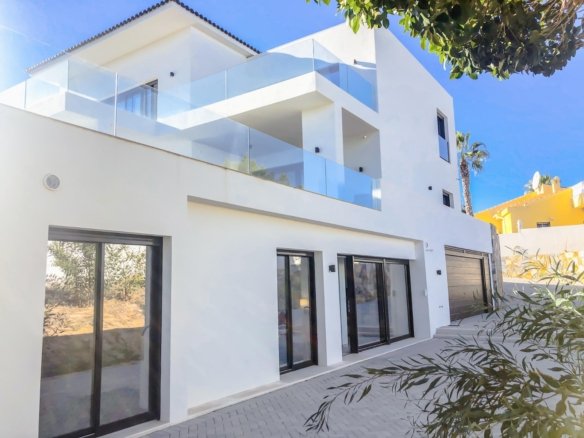 6 Bed 5 Bath Villa in Ciudad Quesada - Caza De Casa