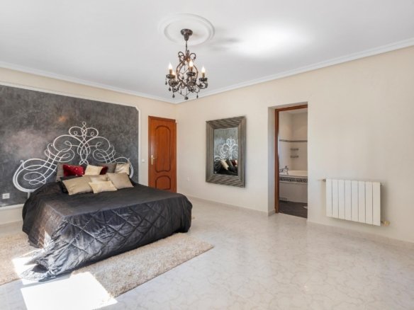 5 Bedroom 5 Bathroom Villa in Rojales - Caza De Casa