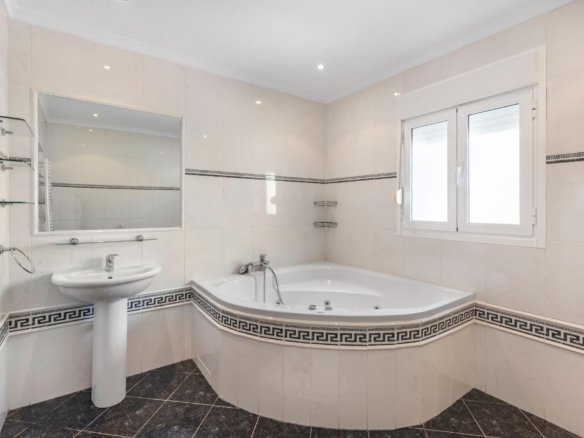 5 Bedroom 5 Bathroom Villa in Rojales - Caza De Casa