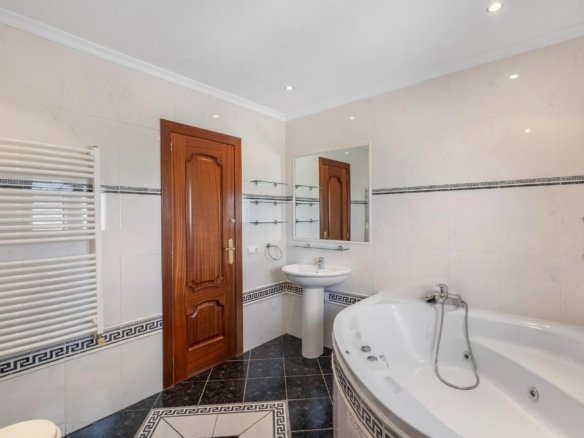 5 Bedroom 5 Bathroom Villa in Rojales - Caza De Casa