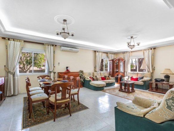 5 Bedroom 5 Bathroom Villa in Rojales - Caza De Casa