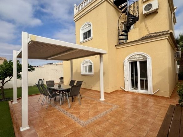 4 Bedroom 2 Bathroom Villa in Torrevieja - Caza De Casa