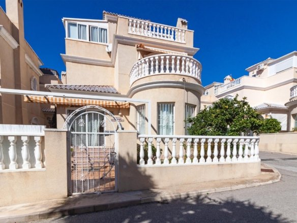 4 Bedroom 1 Bathroom Villa in Orihuela Costa - Caza De Casa