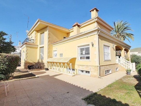 4 Bedroom 3 Bathroom Villa in Elche - Caza De Casa