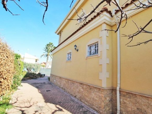 4 Bedroom 3 Bathroom Villa in Elche - Caza De Casa