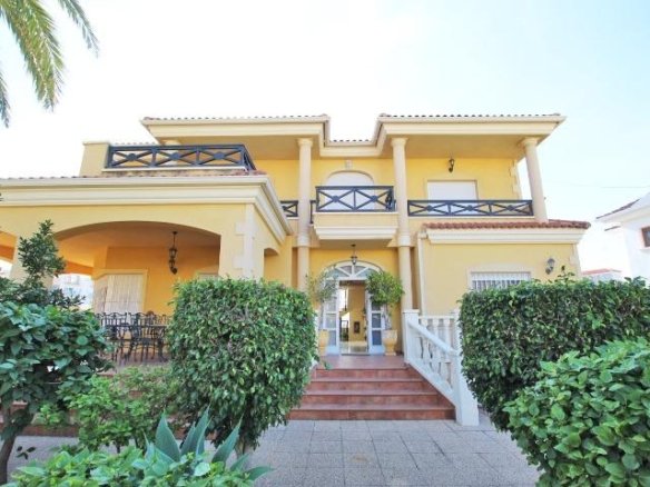 4 Bedroom 3 Bathroom Villa in Elche - Caza De Casa