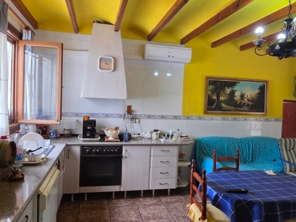 6 Bedroom 2 Bathroom Country House in Pinoso - Caza De Casa
