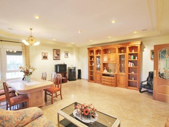 4 Bedroom 3 Bathroom Villa in Elche - Caza De Casa