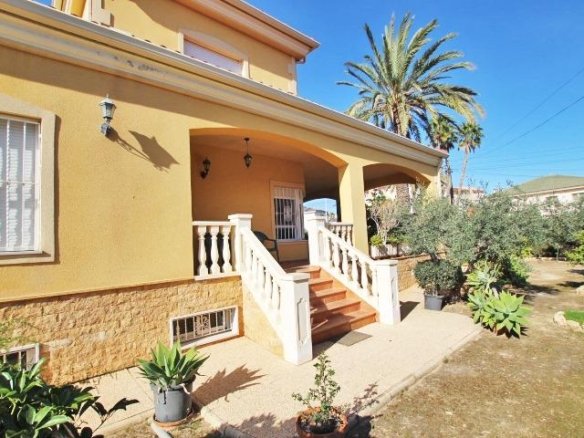 4 Bedroom 3 Bathroom Villa in Elche - Caza De Casa