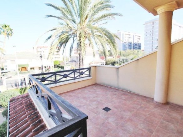 4 Bedroom 3 Bathroom Villa in Elche - Caza De Casa