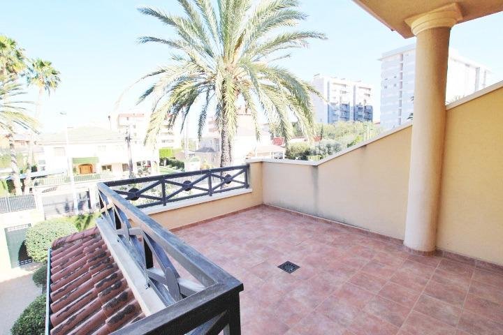 4 Bedroom 3 Bathroom Villa in Elche - Caza De Casa