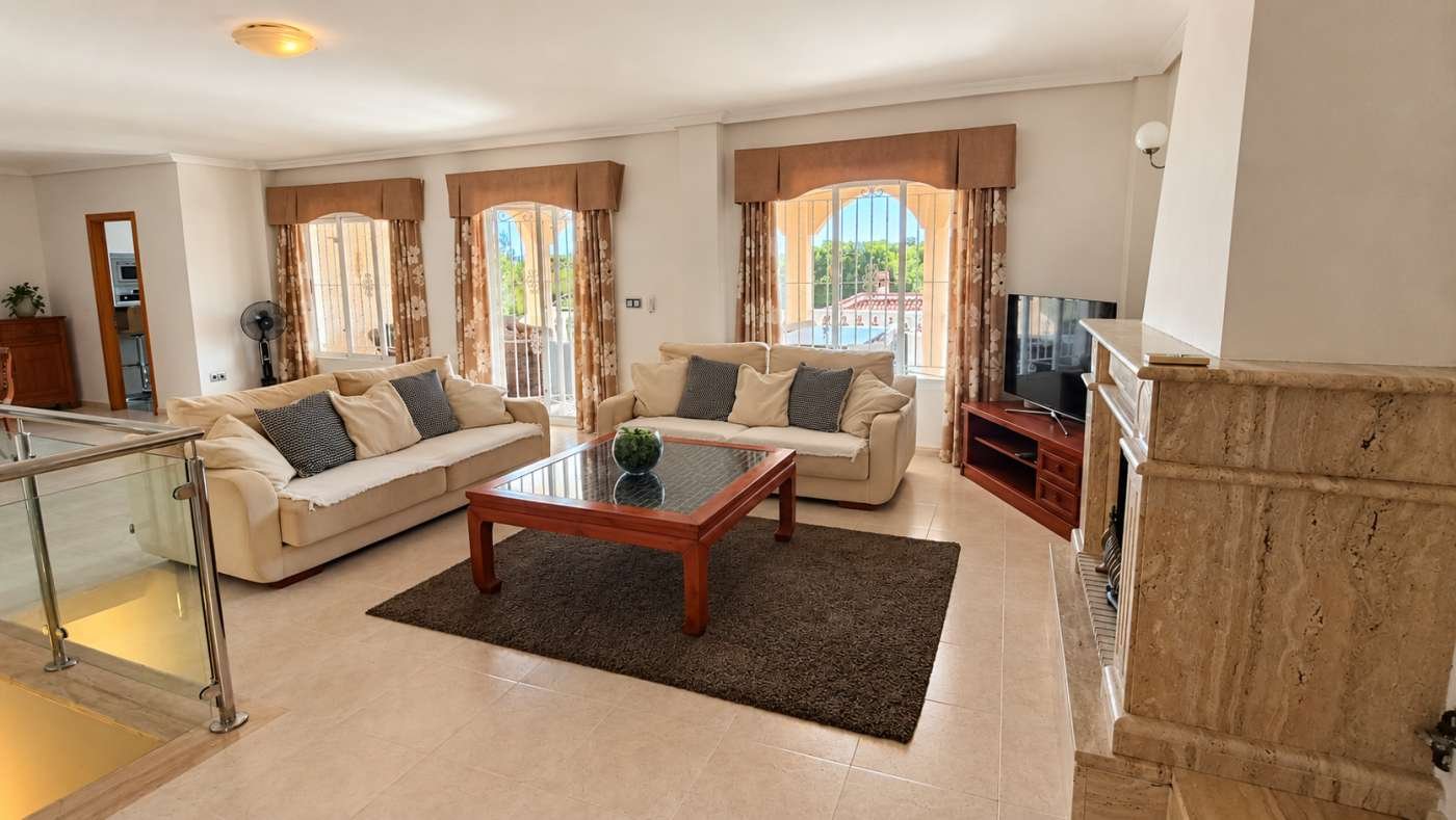6 Bedroom 4 Bathroom Villa in Algorfa - Caza De Casa