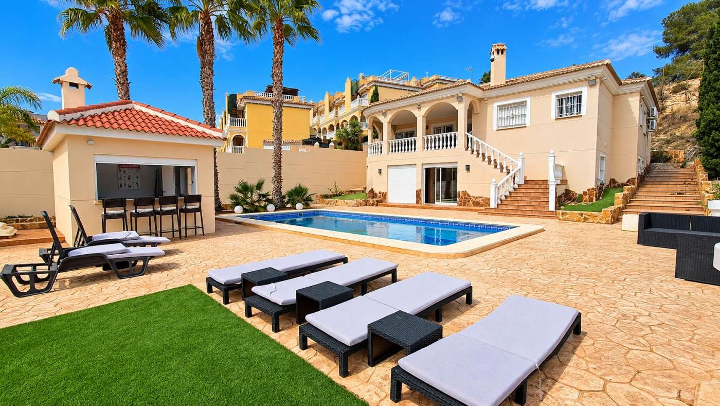 6 Bedroom 4 Bathroom Villa in Algorfa - Caza De Casa