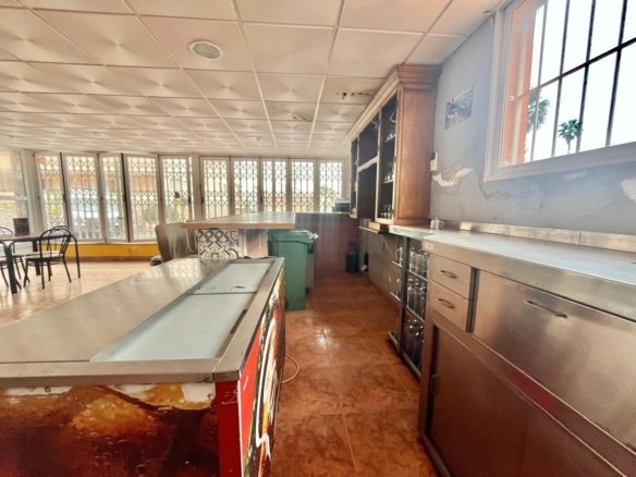 Commercial in Torrevieja - Caza De Casa