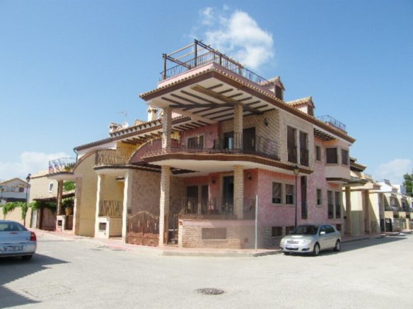 6 Bedroom 4 Bathroom Town House in Daya Nueva - Caza De Casa