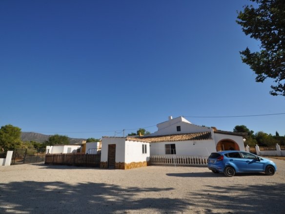 8 Bedroom 4 Bathroom Country House in Pinoso - Caza De Casa