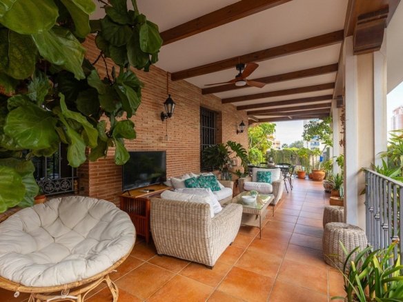 7 Bedroom 7 Bathroom Villa in Torrevieja - Caza De Casa