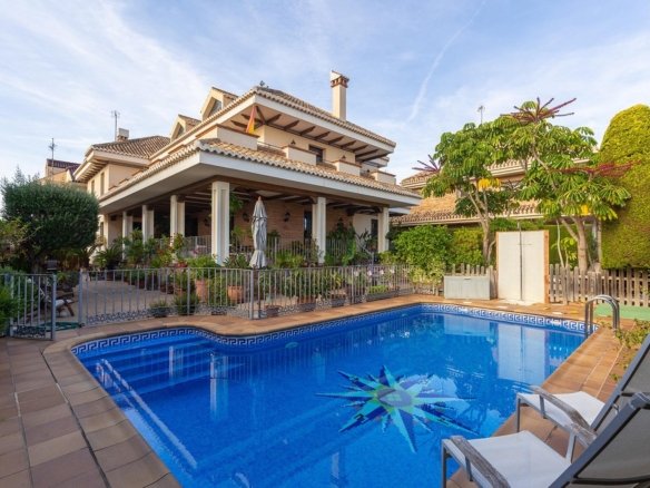 7 Bedroom 7 Bathroom Villa in Torrevieja - Caza De Casa