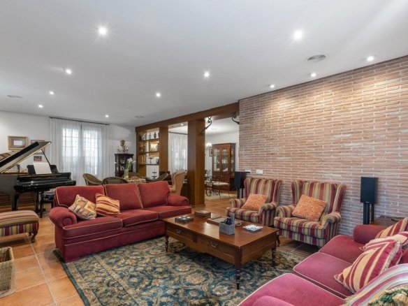 7 Bedroom 7 Bathroom Villa in Torrevieja - Caza De Casa