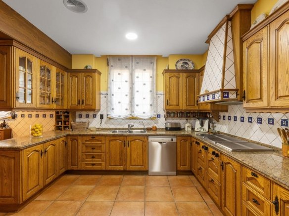 7 Bedroom 7 Bathroom Villa in Torrevieja - Caza De Casa