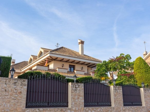 7 Bedroom 7 Bathroom Villa in Torrevieja - Caza De Casa