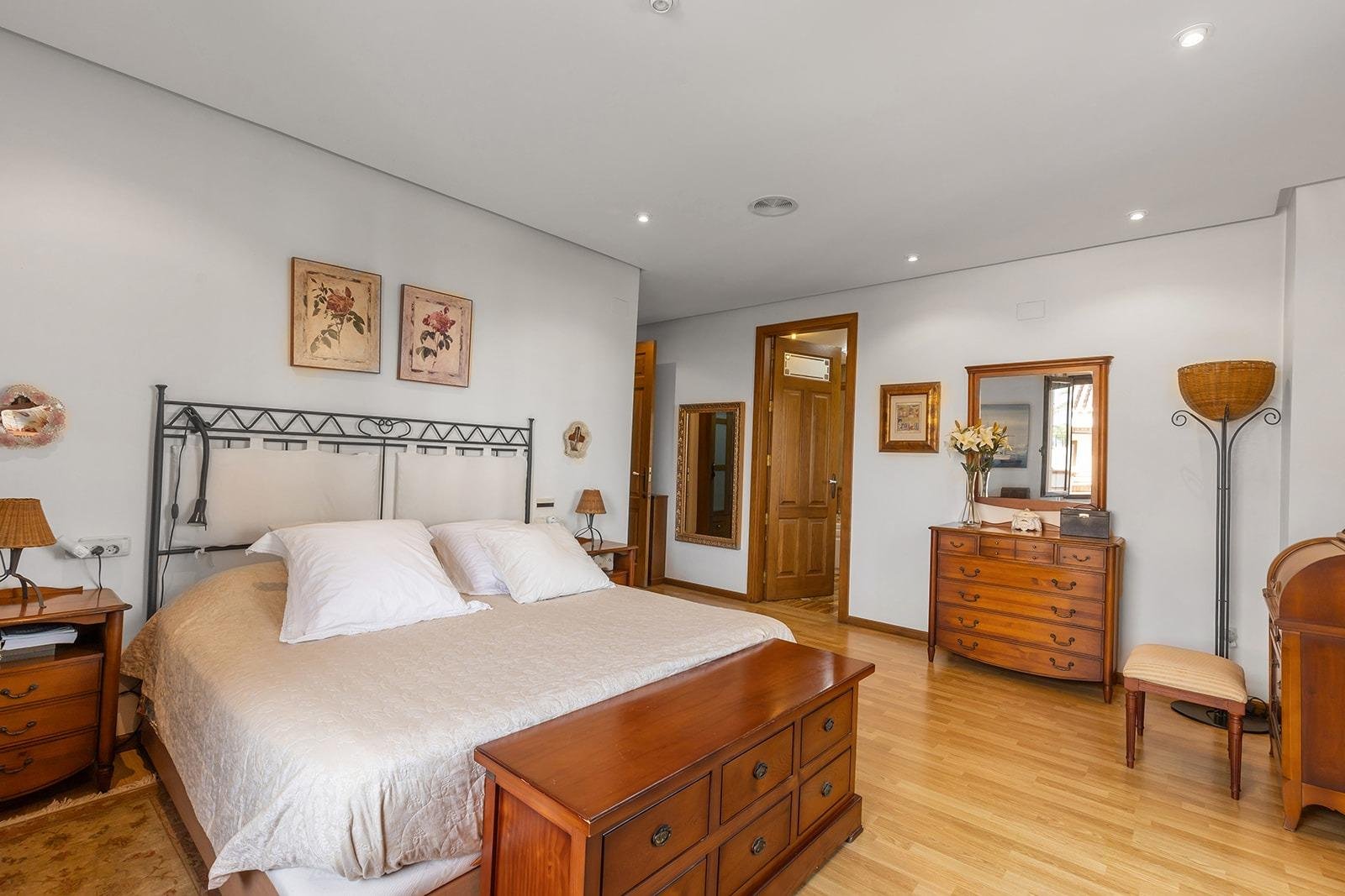 7 Bedroom 7 Bathroom Villa in Torrevieja - Caza De Casa