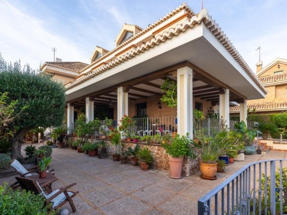 7 Bedroom 7 Bathroom Villa in Torrevieja - Caza De Casa
