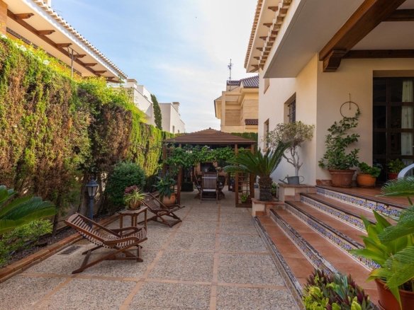 7 Bedroom 7 Bathroom Villa in Torrevieja - Caza De Casa