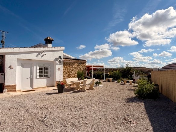 3 Bedroom 2 Bathroom Villa in Fortuna - Caza De Casa