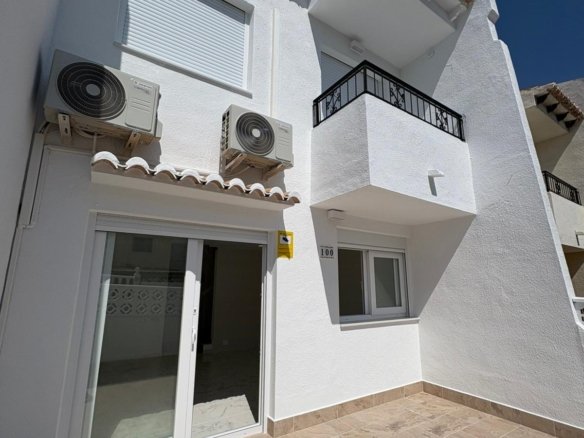 3 Bedroom 2 Bathroom Town House in Torrevieja - Caza De Casa