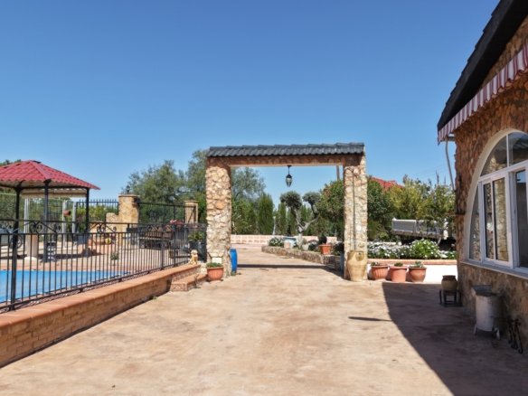 6 Bedroom 3 Bathroom Country House in Yecla - Caza De Casa