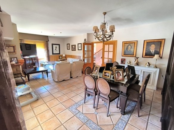 6 Bedroom 3 Bathroom Villa in Yecla - Caza De Casa