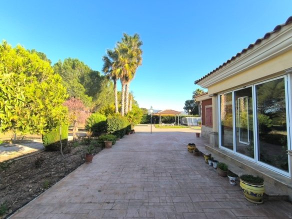 5 Bedroom 3 Bathroom Villa in Yecla - Caza De Casa