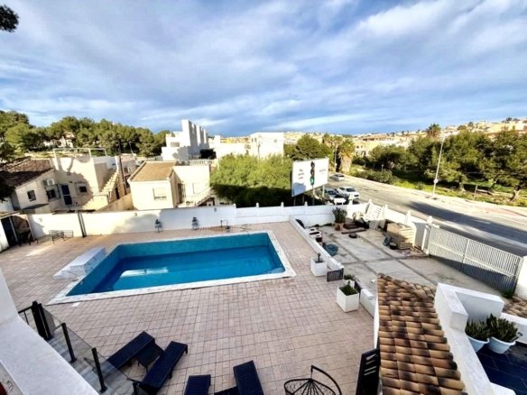 6 Bed 2 Bath Villa in Villamartin - Caza De Casa