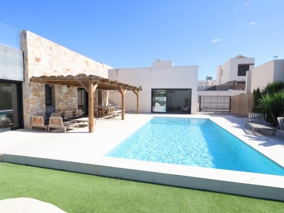 3 Bedroom 2 Bathroom Villa in Algorfa - Caza De Casa
