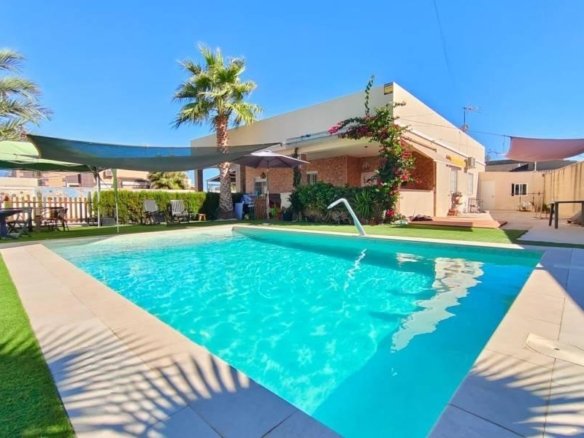 3 Bedroom 2 Bathroom Villa in Torrevieja - Caza De Casa