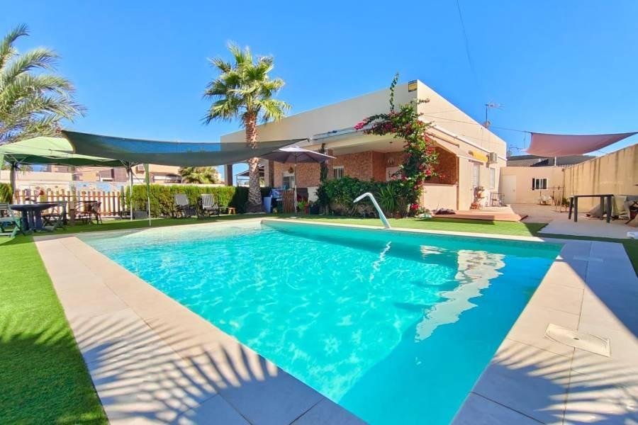 3 Bedroom 2 Bathroom Villa in Torrevieja - Caza De Casa