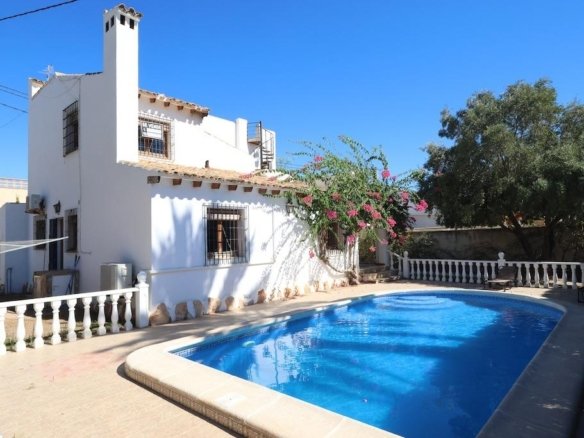 4 Bedroom 2 Bathroom Villa in Orihuela Costa - Caza De Casa