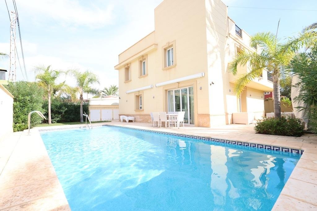 4 Bedroom 3 Bathroom Villa in Cabo Roig - Caza De Casa